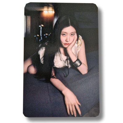Chaeryeong [Itzy] Tunnel Vision Pop-Up Trading Card [9458]