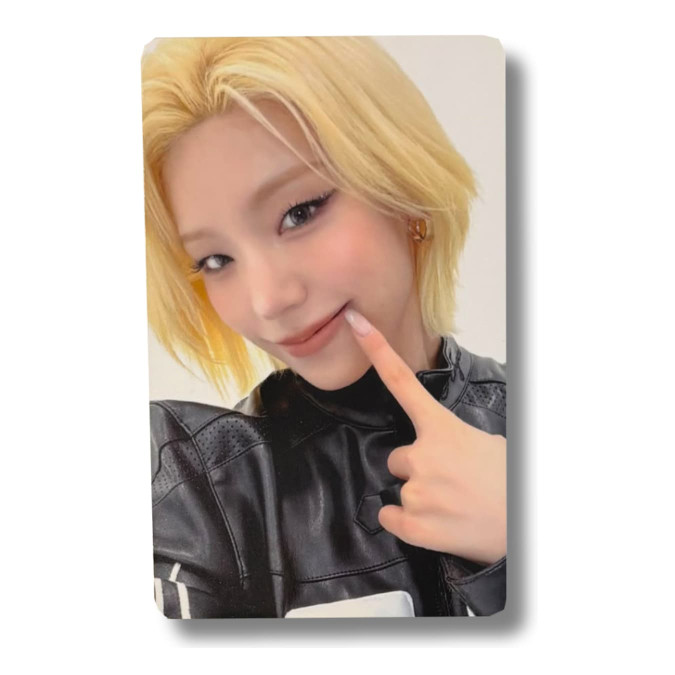 Yeji [Itzy] Tunnel Vision World Tour Photocard [11926]