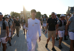 Jin voltooit de fakkelestafette in Parijs en toont steun voor het Koreaanse team