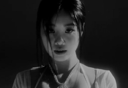 Soojin markiert ihr Comeback in der Branche mit ihrer Tanzperformance "Black Forest."