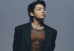 Jungkook a sorti son premier album solo ainsi que le clip vidéo de "Standing next to you."